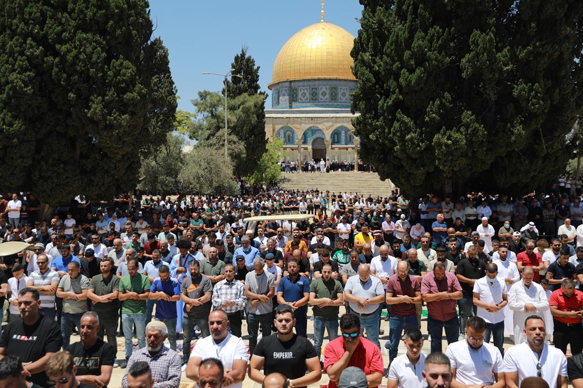 عشرات الآلاف يؤدون صلاة الجمعة في المسجد الأقصى المبارك (تصوير: وفا)